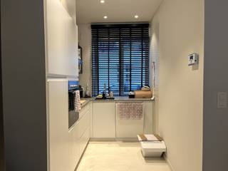 Deze compacte stadswoning is gelegen in een zijstraat van de prachtige Coupure, in centrum Brugge. Alle horeca, winkels, scholen en openbaar vervoer bevinden zich op wandelafstand. De woning werd een aantal jaar geleden volledig gestript en gerenoveerd. Werkelijk alles werd vernieuwd: ramen, leidingen, CV op aardgas, elektriciteit, isolatie, keuken, badkamer, vloeren... <br /><br />Op het gelijkvloers bevindt zich een super lichtrijke leefruimte met open keuken die van alle toestellen voorzien is. Aansluitend is er een aangenaam en zonnig stadsterras. Op het eerste verdiep bevindt zich, naast een ruime slaapkamer, de badkamer met inloopdouche, toilet en lavabo. Ook is er aansluiting voor de wasmachine voorzien. Op de tweede verdieping is er een tweede volwaardige slaapkamer, net als een technische ruimte waar nog plaats is voor een dressing, berging, bureau... Er is voldoende parkeergelegenheid in de straat.<br /><br />Beschikbaar: 1 november 2026<br /><br />