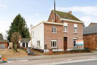 Op een uitstekende locatie te Beerzel bevindt zich deze te renoveren halfopen bebouwing met 2 slaapkamers en terras. De woning geniet van een...