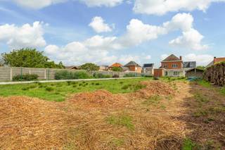 <span><strong><em>Bent u op zoek naar een rustig gelegen bouwgrond in een kindvriendelijke buurt? </em><br /><em>Realiseer uw bouwplannen in een doodlopende straat, vlakbij scholen, invalswegen en dorpskern. </em><br /><br /></strong></span><span>Grondoppervlakte: 668 m²</span><br /><br /><span>Perceelbreedte: 19,43 m</span><br /><span>Oriëntatie: Noord-Oost</span><br /><br /><span>Geen bouwverplichting!</span><br /><br /><span><strong>Hoofdgebouw</strong></span><br /><br /><span>- Bouwbreedte: Max. 13m</span><br /><span>- Bouwdiepte: Max. 13 m</span><br /><span>- Bebouwing: Open<br />- Kroonlijsthoogte: Max. 7 m</span><br /><span>- Nokhoogte: Max. 11,50 m</span><br /><span>- Dakvorm: Vrij – helling max 60° </span><br /><span>- Zijgevels op minimum 3m afstand van de zijgrens<br /></span><br /><span><strong>Bijgebouw<br /></strong></span><br /><span>- Op perceelgrens of op min. 3 m afstand van zijgrenzen</span><br /><span>- Kroonlijsthoogte: Max. 3 m<br />- Nokhoogte: Max. 4,5 m<br /></span><br /><span><strong>POSITIEVE ASPECTEN<br /></strong>Doodlopende straat</span><br /><span>Rustige en kindvriendelijke locatie</span><br /><span>Mooie perceeloppervlakte</span><br /><span>Centrale ligging nabij scholen, winkels en dorpskern</span>