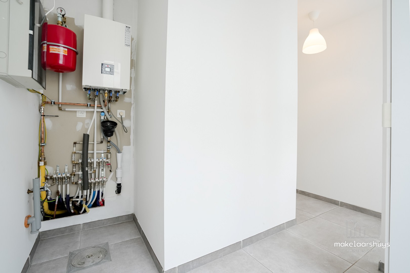 Instapklare gerenoveerde woning in rij met terras, tuin en garagebox - foto 4