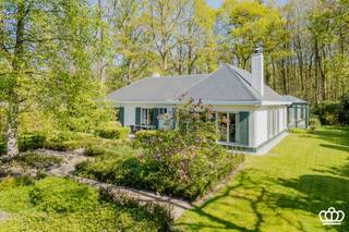 Residentieel gelegen gelijkvloers villa met o.a. lichte leefruimtes, 3 slaapkamers, badkamer, inpandige garage en afgewerkte zolderverdieping...