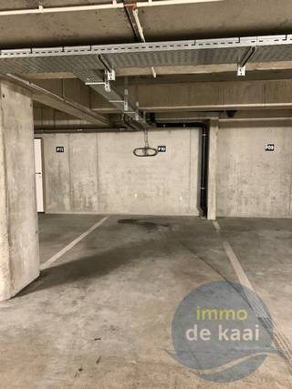 Ondergrondse parking te huur (op jaarbasis) in de Pieter Deswartelaan in Nieuwpoort-stad. Vrij vanaf 1/5/2026.
