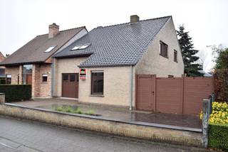 MEIKEVERSTRAAT 14 - 8800 ROESELARE<br /><br />Deze stijlvolle halfopen woning is rustig gelegen in de nabijheid van het Sterrebos te Rumbeke en biedt een aangename combinatie van ruimte, comfort en praktische voorzieningen.<br /><br />Bij het binnenkomen wordt u verwelkomd in de inkomhal met aansluitend een bureau. De woning beschikt over een ruime woonkamer en een volledig uitgeruste keuken met alle nodige toestellen. Verder is er op het gelijkvloers een praktische berging en een badkamer voorzien van een douche, lavabo en toilet.<br /><br />Op de eerste verdieping bevinden zich vier ruime slaapkamers en een tweede badkamer met douche, lavabo en toilet. Daarnaast beschikt de woning over een handige bergzolder, ideaal als extra bergruimte.<br /><br />Buiten geniet u van een aangename tuin en beschikt de woning over een garage.<br />De woning is voorzien van rolluiken.<br />Een ruime en praktische gezinswoning op een aantrekkelijke locatie, nabij het groene Sterrebos en met alle nodige voorzieningen voor comfortabel wonen.<br /><br />Beschikbaar vanaf: 1/11/2026