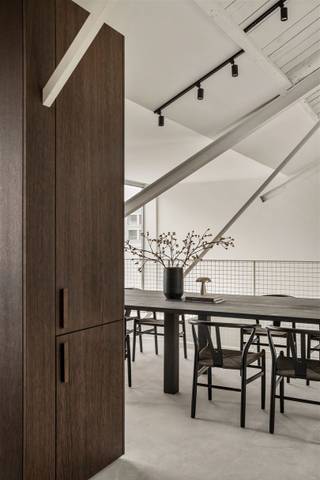 <p><span>Loft emblématique sur le très convoité Eilandje.</span></p><p><span>Vivre avec caractère dans un cadre industriel et un emplacement de choix.</span></p><p><span>Bienvenue dans ce loft exceptionnel d'environ 278 m², entièrement rénové, où l'espace, le design et le confort contemporain sont à l'honneur. Un endroit où chaque mètre carré n'est pas seulement utile, mais dégage une atmosphère et une authenticité.</span></p><p><span>Hauts plafonds, grandes fenêtres et matériaux naturels.</span></p><p><span>Ici, vous vivez dans le quartier animé d'Eilandje, à l'angle du Willemdok et du Napoleonkaai. Vous êtes entouré d'architecture, de gastronomie, des terrasses les plus agréables et vous pouvez vous rendre directement en ville à pied.</span></p><p><span>Pourquoi vous voulez vivre ici ?</span></p><p><span>- Une atmosphère de loft emblématique avec des accents industriels et beaucoup de lumière</span></p><p><span>- Terrasse spacieuse avec beaucoup d'intimité et le soleil de l'après-midi et du soir</span></p><p><span>- Chambre principale avec salle de bain attenante et dressing</span></p><p>-<span> 3 chambres d'amis spacieuses avec</span><span><sup>2ème</sup></span><span> salle de bain</span></p><p><span>- Possibilité d'acheter une place de parking (€ 45,000)</span></p><p><span>Le loft est situé au dernier étage d'un ancien entrepôt. Il y a un espace de vie généreux avec des escaliers menant à la cuisine ouverte. C'est le cœur battant du loft. Ouverte, aérée et lumineuse, elle donne accès à la terrasse.</span></p><p><span>La cuisine sur mesure a été équipée de tous les appareils électroménagers et finie avec de beaux matériaux. Les sols en béton complètent parfaitement le caractère industriel du loft et les matériaux naturels de la cuisine.</span></p><p><span>La chambre principale est spacieuse et dispose d'une salle de bains attenante et d'un dressing pour tous vos vêtements (de coiffure ?).</span></p><p><span>Les trois chambres d'amis se partagent une</span><span><sup>deuxième</sup></span><span> salle de bains. Que vous faut-il de plus ? Salle de jeux ou salle de loisirs ? La pièce polyvalente est parfaite comme salle de jeux, salle de télévision ou bureau à domicile. Un endroit charmant pour se détendre de la ville.</span></p><p><span>Ce n'est pas un appartement comme les autres. Il s'agit d'un véritable loft avec du caractère et beaucoup d'espace.</span></p><p><span>Planifiez votre visite sur <span>www.sinjoor.be</span></span><span> ou appelez-nous pour plus d'informations au 03 283 05 00.</span></p>