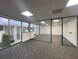 Kantoorruimte van 290 m² te huur in het kwalitatieve kantorenpark Latem Business Park.<br />Ideaal gelegen langs én met visibiliteit van de commerciële Kortrijksesteenweg met een vlotte ontsluiting naar de E40 en de E17.<br /><br /><strong>Technisch:</strong><br />De ruimtes genieten van veel lichtinval dankzij de grote glaspartijen.<br />Daarnaast beschikt het over een keuken, douches en vernieuwde sanitaire voorzieningen.<br />Ruime parkeermogelijkheden bij het gebouw met laadpalen. <br /><br /><strong>Financieel:</strong><br />- huurprijs kantoren: 3.020 euro/maand<br />- parkeerplaatsen aan 750 euro/jaar/parkeerplaats<br />- gemeenschappelijke kosten +- 25 euro/m²/jaar<br /><br />Ook andere oppervlaktes mogelijk. <br /><br />Wenst u meer informatie of zou u graag een bezoek inplannen?<br /><strong>Aarzel niet en contacteer Henry Van Tornhout - KMO Vastgoed: +32 474 13 37 93 of henry@kmovastgoed.be</strong>