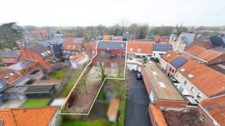 <span><span>In het dorpscentrum van <strong>Dadizele</strong>, deelgemeente van Moorslede, bieden we u dit ruime<strong> handelspand of kantoorruimte</strong> aan gelegen op een commerciële locatie met <strong>veel passage en zichtbaarheid</strong>. Het pand, gelegen in de schaduw van de basiliek van Dadizele, situeert zich in een kleinschalige residentie 'Torreke' met slechts 2 entiteiten.<br /><br />Deze statige bebouwing werd opgericht in het jaar <strong>2000</strong> en bevindt zich in een uitstekende staat.<strong> In een handomdraai kan dit pand terug perfect functioneren als handelszaak of kantoorruimte.</strong> Het voormalige bankkantoor beschikt maar liefst over een <strong>bruikbare vloeroppervlakte van 410 m²</strong> verdeeld over <strong>3 verdiepingen</strong>. Daarnaast is er ook een <strong>tuin</strong> aanwezig met doorgang (wandelpaadje) naar de straat. De perceeloppervlakte bedraagt <strong>611 m²</strong>. Het eigendom wordt <strong>bemeubeld </strong>verkocht.<br /><br />Het pand beschikt over een aandeel in het gebouw van 645/1.000sten. Er is geen VME of syndicus. Bovendien is er geen renovatieverplichting, aangezien men kan genieten van een <strong>gunstig energielabel C</strong>. Daarnaast is het eigendom ook<strong> asbestveilig</strong> en is er een <strong>conform attest van elektrische keuring</strong> aanwezig. De ramen zijn uitgerust met<strong> dubbele beglazing en aluminium raamkozijnen</strong>. Verwarming gebeurt met<strong> CV-installatie</strong> op aardgas (luchtafgifte) en deels elektrisch (op heden niet meer in gebruik en na te zien op goede werking). Er is ook <strong>ventilatie </strong>en een <strong>airco-unit </strong>voorzien (luchtgroep op dak).<br /><br /><u>De indeling van de ruimtes is als volgt:</u><br /><strong>Kelderverdieping</strong>: lange gang met archiefruimte - servicelokaal - kluis - berging - sas - kruipruimte.<br /><strong>Gelijkvloers</strong>: inkom/lobby met loket, toegang tot tellerlokaal en veiligheidssas - grote, polyvalente binnenruimte - trapzaal naar kelder en eerste verdieping - balie/receptie - berging en technische ruimte - backoffice - 7 à 8-tal burelen.<br /><strong>Eerste verdieping</strong>: refter met keuken - sanitair gedeelte - technisch lokaal.<br /><strong>Exterieur</strong>: zuidgerichte tuin met terras met doorgang naar straat (erfdienstbaarheid).<br /><br />Wenst u meer informatie of graag een plaatsbezoek? Contacteer <strong>Diksimmo</strong> op het nummer<strong> 051 50 11 51</strong> of mail naar diksmuide@diksimmo.be.</span></span>