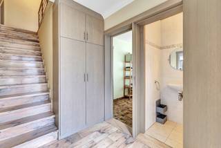 Voor meer info of een bezoek, bel 054 69 39 34 - Op een uitstekende ligging in Denderleeuw bevindt zich deze robuuste halfopen bebouwing...