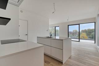 Exclusief penthouse met breed zuidterras – 2 slpks, 2 badk. – centrum Merelbeke In dit stijlvolle nieuwbouwproject op de historische tramsite...