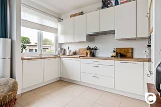 <p><span>Prachtig ruim 3-slaapkamer appartement in Berchem</span></p><p><span> </span></p><p><span>Dit instapklare 3-slaapkamer appartement bevindt zich op de tweede verdieping (dakappartement) van een kleinschalig gebouw met slechts 3 appartementen, zonder lift. Dankzij de vele ramen geniet het appartement van een overvloed aan natuurlijk licht. Tevens een uitstekende investering en mogelijkheid om een autostaanplaats aan te kopen voor € 15.000. Verder zijn er een gemeenschappelijke fietsenberging en twee kelders beschikbaar.</span></p><p><span> </span></p><p><span>Indeling van het appartement:</span></p><p><span> </span></p><p><span>Living en keuken</span><span><br /></span><span>Het appartement beschikt over een ruim open leefgedeelte waarin woonkamer, eetruimte en keuken naadloos in elkaar overlopen. Deze open indeling zorgt voor een licht en ruimtelijk gevoel. De moderne witte keuken is volledig uitgerust met inbouwapparatuur, waaronder dubbele ovens en een keramische kookplaat. Het houten werkblad brengt warmte in de ruimte en het grote raam zorgt voor veel natuurlijk licht. De woonkamer is gezellig en licht, ideaal om te ontspannen, terwijl het aangrenzende eetgedeelte ruimte biedt voor een dinertafel. Het open concept is perfect voor samenkomen met familie en vrienden.</span></p><p><span> </span></p><p><span>Slaapkamers</span><span><br /></span><span>Het appartement telt drie slaapkamers. De hoofdslaapkamer beschikt over een groot raam met uitzicht op de groene omgeving, ideaal voor rust en privacy.</span></p><p><span> </span></p><p><span>Badkamer</span><span><br /></span><span>De moderne badkamer is afgewerkt met witte tegels en voorzien van een inloopdouche met glazen wand, een functioneel lavatorium met spiegel en praktische opbergruimte. Een aangename ruimte voor dagelijks gebruik.</span></p><p><span> </span></p><p><span>Ligging en omgeving</span><span><br /></span><span>Gelegen in het dynamische Berchem, geniet dit appartement van een rustige, groene straat en een uitstekende bereikbaarheid. Scholen, winkels, restaurants en openbaar vervoer bevinden zich in de nabije omgeving, waardoor het ideaal is voor gezinnen en stellen.</span></p><p><span> </span></p><p><span> </span></p><p><span>Bijzonderheden:</span></p><ul><li><span>Instapklaar </span></li><li><span>3 slaapkamers </span></li><li><span>Doorloopappartement </span></li><li><span>Lage algemene kosten </span></li><li><span>Elektriciteit conform </span></li><li><span>Veel natuurlijk lichtinval </span></li><li><span>Gemeenschappelijke fietsenberging </span></li><li><span>Mogelijkheid tot aankoop van een autostaanplaats (€ 15.000) </span></li></ul><p><span>Ook het appartement op de eerste verdieping is te koop. Indien u wenst, kunt u dit ook bezoeken.</span></p><p><span> </span></p><p><span> </span></p>
