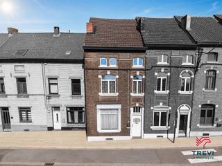 <p><span>DAMPREMY FAIRE OFFRE À PARTIR DE 93.500€ </span></p><p><span>Maison 3 chambres avec jardin, garage arrière et superbe potentiel d'aménagement idéale famille ou investisseur</span></p><p><span>Située à Dampremy, cette maison à rénover représente une belle opportunité pour les amateurs de rénovation, les familles souhaitant créer un intérieur à leur image ou les investisseurs à la recherche d'un projet à fort potentiel.</span></p><p><span>Implantée sur une parcelle d'environ </span><span>310 m²</span><span>, la maison dispose d'un jardin ainsi que d'un </span><span>garage situé à l'arrière de la propriété</span><span>. Sa configuration offre de beaux volumes et de nombreuses possibilités d'aménagement.</span></p><p><span>Le rez-de-chaussée se compose d'un hall d'entrée, d'un salon, d'une salle à manger, d'une cuisine, d'une buanderie ainsi que d'un bureau pouvant être exploité selon les besoins.</span></p><p><span>Au premier étage, le bien propose actuellement </span><span>trois chambres</span><span>. Le deuxième niveau accueille un </span><span>grenier aménageable offrant un très beau potentiel</span><span>, pouvant permettre la création de </span><span>deux grandes chambres supplémentaires</span><span>, bénéficiant de lumière naturelle grâce à la présence de </span><span>deux fenêtres</span><span>. La maison peut ainsi évoluer vers une configuration de </span><span>4 à 5 chambres</span><span>, selon le projet d'aménagement envisagé.</span></p><p><span>Les caves offrent également de beaux espaces de rangement et accueillent actuellement la salle de bains.</span></p><p><span>Grâce à ses trois chambres existantes, son bureau et son grenier aménageable, cette maison peut également se prêter à un </span><span>projet de colocation 4 chambres</span><span>, sous réserve de faisabilité technique, urbanistique et du respect des normes en vigueur. Après rénovation, ce bien pourrait constituer une opportunité particulièrement intéressante pour un investisseur souhaitant optimiser le rendement locatif.</span></p><p><span>Côté technique, la maison est équipée de châssis bois simple vitrage, d'un chauffage par poêle au mazout, de l'eau et de l'électricité. L'électricité est en attente de rapport. La toiture est à revoir. Le bien nécessite une rénovation générale, offrant au futur acquéreur la possibilité de repenser entièrement les espaces selon son projet.</span></p><p><span>PEB : classe F</span><span><br />UC : 20250206000917<br />Consommation théorique totale d'énergie primaire : 110.470 kWh/an<br />Consommation spécifique d'énergie primaire : 484 kWh/m².an</span></p><p><span>Une maison à prix attractif, avec jardin, garage et réel potentiel d'optimisation, idéale pour un projet résidentiel ou d'investissement.</span></p><p><span>Faire offre à partir de 93.500€ , sous réserve d'acceptation des propriétaires.</span></p><p></p><hr /><p></p><p><span>TREVI La Propriété</span><span><br />Boulevard Audent 17<br />6000 Charleroi<br />Tél. : +32 71 33 37 69<br /></span><span>Votre partenaire immobilier à Charleroi et en Wallonie</span></p>