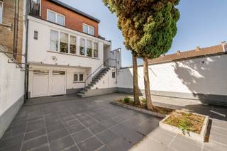 Deze eigendom is gelegen in hartje Roeselare met name in de Désiré Mergaertstraat 36 en dit op een perceel grond van 233 m². U beschikt over een ZEER RUIME EN PERFECT ONDERHOUDEN WONING (totaalrenovatie 1993) alsook een RUIME LOODS 100 m² met mogelijkheid tot aankoop van een tweede garage (toegang achterom). Dit alles geniet een CENTRALE LIGGING op wandelafstand van het stadscentrum, bakker, slager, winkels, scholen en openbaar vervoer enz...<br /><br />PLUSPUNTEN:<br />* CENTRALE LIGGING<br />* GEEN RENOVATIEPLICHT C-LABEL <br />* CONFORME ELEKTRISCHE KEURING TOT 2048<br />* RUIME EN HOOGWAARDIGE AFGEWERKTE WOONST | 100 m² LOODS <br />* CENTRALE VERWARMING GAS 2021 | DUBBELE BEGLAZING PVC + ROLLUIKEN <br />* MOGELIJKHEID TOT AANKOOP EEN 2DE GARAGE + RECHT VAN DOORGANG € 25.000,00<br /><br />INTERIEUR:<br />U komt binnen via de inkomhall met directe trap naar de leefruimte op het eerste verdiep. <br />Rechts van de inkom is er toegang tot de garage van maar liefst 76 m²! Door de dubbele garagepoorten is er tevens directe toegang tot het terras en aansluitend de LOODS/STAPELPLAATS van 100 m²! <br />Als laatste op het gelijkvloers is er een koele berging en ruime wasplaats. <br />Het verdiep omvat een lichtrijke leefruimte van maar liefst 86 m² met aansluitend de ingerichte open keuken (12 m² | kookplaat | dampkap | spoelbak | oven | microgolf | frigo) en apart gastentoilet. <br />Via de keuken/leefruimte is er een buitentrap naar de binnentuin van 55 m².<br />Het tweede verdiep omvat 2 ruime slaapkamers (26,50 m² 15,50 m²) de ene kamer voorzien van douche en lavabo en ingemaakte kastenwand, en de andere kamer van een ingebouwde dressingruimte met lavabo (deze dressingruimte kan als 3de slaapkamer in gebruik genomen worden. Ook is er op dit verdiep nog de badkamer (ligbad | douche | lavabo met meubel | toilet).<br />Tot slot is er de volledig geïsoleerde zolderverdieping te betreden via een vouwtrap.<br /><br />EXTERIEUR:<br />De woning is voorzien van een zonnige ruime binnentuin (55 m²) met toegang tot de garage en werkplaats. Tevens is er voldoende parkeergelegenheid in de straat.