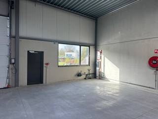 ERONDEGEM - 7 Centraal gelegen KMO Loodsen tussen E40 Wetteren en Erpe-Mere. <br />Netto oppervlaktes van de loodsen van 190 - 375m², 6m hoog.<br /><br />De geïsoleerde units zijn uitgerust met een automatische sectionaal poort. <br />De loods zelf is bovendien voorzien van een aparte inkomdeur, gepolierde beton, brandbeveiliging, basis elektriciteit/verlichting alsook watervoorziening. <br />Huurprijzen van 1400€ - 2200€ per maand excl. BTW. Aparte parkeerplaatsen per unit inbegrepen. <br />Opslagverdiep creëren is mogelijk. Beschikbaar begin 2024. <br />Huren op langere termijn mogelijk. <br /><br />Bezoek en meer info via mail.