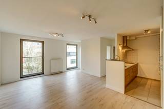 <p>Vragen of interesse? Contacteer Dimitry via dimitry@copandi.be of 0493 37 27 43.</p><p></p><p>Op de derde verdieping van een verzorgd gebouw (2007) met lift ligt dit instapklare éénslaapkamerappartement. De ligging is uitstekend, vlak bij het Willemdok en het MAS. Hier combineer je het bruisende stadsleven met rust en comfort.</p><p><br />De open leefruimte sluit naadloos aan op de keuken, waardoor de beschikbare ruimte optimaal benut wordt. De keuken beschikt over voldoende kastruimte en een extra bergkast die perfect dienst doet als stockage of vestiaire.</p><p></p><p>De slaapkamer biedt plaats voor een dubbel bed en een kledingkast. Aansluitend bevindt zich de badkamer, uitgerust met een wastafel, toilet en douche. Alles is aanwezig om comfortabel te wonen in het hart van Antwerpen.</p><p></p><p>Daarnaast beschikt het appartement over een privatieve kelderberging, ideaal voor extra opslag.</p><p></p><p>✅ Gebouw met lift<br />✅ Instapklaar<br />✅ Toplocatie<br />✅ EPC B-label</p>