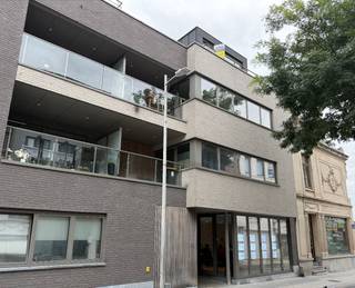 Modern nieuwbouwappartement met terras te huur – 3de verdieping<br /><br />Dit mooi afgewerkte nieuwbouwappartement van 56,90 m² bevindt zich op de derde verdieping, rechts gezien vanaf de straat. Het appartement combineert een moderne afwerking met een praktische indeling en biedt alle comfort voor aangenaam wonen.<br /><br />De indeling omvat een inkomhal, een lichtrijke leefruimte met open, volledig ingerichte keuken, een praktische wasplaats/berging, één ruime slaapkamer, een apart toilet en een badkamer uitgerust met een lavabomeubel en douche.<br /><br />Aan de voorzijde van het gebouw bevindt zich een gezellig terras van 1,47 m², waar u even kunt genieten van de buitenlucht.<br /><br />Praktische informatie<br /><br />Oppervlakte: 56,90 m²<br />Verdieping: 3de verdieping, rechts<br />Slaapkamers: 1 ruime slaapkamer<br />Terras: 1,47 m²<br />Verwarming: centrale verwarming op aardgas<br />EPC-label: B<br />Gemeenschappelijke lasten: € 50 per maand<br /><br />Referentie: 003