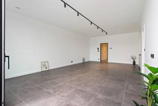 Bent u op zoek naar een gelijkvloers appartement met een ruime tuin in een rustige buurt?<br />Dan is deze nieuwbouw unit in een kleinschalig appartementsgebouw ongetwijfeld iets voor u!<br /><br />Vooraan zijn er 2 slaapkamers gelegen.<br />De badkamer is ingericht met een inloopdouche en lavabomeubel.<br />Via de inkom met apart toilet komt u in de L-vormige living met open ingerichte keuken en achteraan is er een 3de slaapkamer of een bureelruimte. <br />Aanpalend bevindt zich de technische ruimte met wasplaats.<br />De diepe tuin met terras is naar het westen gericht en heeft achteraan een verplicht mee aan te kopen garagebox voor € 35.000.<br /><br />Op het grondaandeel betaalt u 12% registratierechten en op de constructie 21% of 6% BTW als het uw enige eigen woning is/wordt.<br /><br />Onder "Documenten" op onze website kan u het grondplan downloaden.<br /><br />Neemt u gerust contact op met ons kantoor om een plaatsbezoek in te plannen!