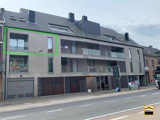 Prachtig 2- slaapkamer appartement met groot terras ,2 autostaanplaatsenen 2 kelderbergingen in het centrum van Kortessem. Via de inkomhal met...