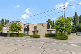 Sommige woningen zijn gebouwd, andere zijn ontworpen. Deze prachtige villa in Sint-Eloois-Winkel behoort onmiskenbaar tot die tweede categorie: ze werd getekend door architect Piet Pauwels, en dat voel je in elke verhouding, elke lijn en elke lichtinval. Een woning met allure, die zich met enig opfriswerk laat omtoveren tot een tijdloze gezinsthuis met een uitgesproken eigen karakter.<br /><br />Met een ruime bewoonbare oppervlakte van circa 311 m² biedt de villa volop comfort en flexibiliteit. Genereuze leefruimtes, mooie volumes en veel natuurlijk licht vormen een sterke basis die enkel wat verfrissing en een persoonlijke toets vraagt om volledig te schitteren.<br /><br />Het geheel is ingeplant op een uitzonderlijk perceel van 1.286 m², een zeldzaamheid in deze prijsklasse. Die ruimte garandeert privacy, een weldadige tuin en alle vrijheid om de buitenomgeving naar eigen smaak in te richten. Naast de woning staat een dubbele garage, en binnenin beschikt de villa over een zeer ruime kelder, bijzonder veel extra berg- en gebruiksruimtes.<br /><br />De ligging in Sint-Eloois-Winkel combineert landelijke rust met een vlotte verbinding naar Roeselare, Kortrijk en de ruimere regio. Scholen, winkels en invalswegen bevinden zich op korte afstand.<br /><br />Kortom: een karaktervolle architectenvilla met een zeldzaam ruim perceel, een dubbele garage en een uitgestrekte kelder, klaar om met de juiste opfrissing volledig tot haar recht te komen. Een buitenkans voor wie op zoek is naar ruimte, klasse en authenticiteit.<br /><br />Vraagprijs: € 449.000<br /><br />Interesse of een bezoek inplannen? Contacteer Belistate 