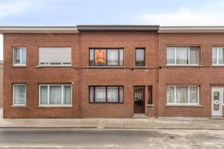 <p><span>Welkom in deze charmante en warme woning, ideaal gelegen in het hart van Deurne-Zuid. Hier geniet je van een perfecte combinatie van comfort, ruimte en een gezellige sfeer.</span></p><p><span>Bij het betreden van de woning kom je terecht in een ruime en lichtrijke living, waar de prachtige schouw meteen in het oog springt en zorgt voor een extra warme uitstraling. Aansluitend bevindt zich de eetkamer, ideaal voor gezellige diners met familie en vrienden.</span></p><p><span>De tijdloze keuken met houten afwerking sluit naadloos aan op de leefruimte en biedt directe toegang tot de aangename stadstuin met praktische berging een heerlijke plek om te ontspannen.</span></p><p><span>Op het gelijkvloers vind je tevens een eerste slaapkamer met airco en zicht op de stadstuin, evenals een apart toilet.</span></p><p><span>De eerste verdieping beschikt over twee volwaardige slaapkamers en een extra kamer die perfect kan ingericht worden als bureau, dressing of hobbyruimte.</span></p><p><span>Daarnaast is de woning volledig onderkelderd, wat zorgt voor extra opslagmogelijkheden.</span></p><p><span>Als extra troef beschikt deze woning over een garage met oprit een zeldzaam en waardevol voordeel in deze buurt.</span></p><p><span>Kortom, een ideale gezinswoning met tal van mogelijkheden, gelegen op een toplocatie. Kom deze gezellige thuis zelf ontdekken!</span></p><p><span> </span></p><p><span>Bijzonderheden</span><span>:</span></p><p><span>EPC Energielabel D - 303 kwh/(m² jaar)</span></p><p><span>Geen renovatieplicht</span></p><p><span>CV op gas</span></p><p><span>Er is overal dubbele beglazing met houten raamkader en manuele rolluiken</span></p><p><span>P-score: A</span></p><p><span>G-score: A</span></p>