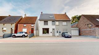 Bent u op zoek naar een instapklare woning op een centrale ligging? Dan is deze volledig gerenoveerde woning precies wat u zoekt!<br /><br />Deze charmante en lichtrijke gezinswoning werd recent vernieuwd en biedt alle comfort voor een modern gezin. Dankzij de uitstekende ligging nabij winkels, scholen, openbaar vervoer en invalswegen, combineert u hier rust en bereikbaarheid op perfecte wijze.<br />Indeling:<br />🔹 Ruime leefruimte met veel natuurlijk licht en schuifraam naar het terras/tuin<br />🔹 Volledig uitgeruste keuken met moderne toestellen en eetgedeelte<br />🔹 Praktische berging/wasplaats<br />🔹 4 volwaardige slaapkamers, ideaal voor (grote) gezinnen of thuiswerk<br />🔹 Stijlvolle badkamer met douche, ligbad, toilet en dubbele lavabo<br /><br />Extra troeven:<br />✅ Volledig gerenoveerd – instapklaar<br />✅ recente isolatie, dubbele beglazing en condenserende gaswandketel<br />✅ Aangename zuidgerichte tuin met terras<br />✅ Privatieve oprit/staanplaatsen<br /><br />Een unieke kans voor wie op zoek is naar ruimte, comfort en locatie. Ideaal voor gezinnen of koppels die hun toekomst willen uitbouwen in een rustige maar vlot bereikbare omgeving.<br /><br />📞 Interesse in een bezoek of meer info?<br />Contacteer ons vrijblijvend voor een afspraak.