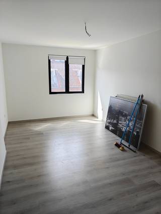 Op de tweede verdieping van deze kleine residentie ligt dit gezellige appartement van 52m². Het appartement werd pas volledig vernieuwd. Het beschikt over een woonkamer met open keuken, een badkamer met toilet en douche en een ruime slaapkamer. Het perfecte starters-appartement.<br /><br />Er is geen lift in het gebouw.<br /><br />Er zijn geen gemeenschappelijke kosten.<br /><br />EPC: 71 kWh/(m²jaar) - certificaatnummer: 20260704-0003907529-RES-1<br />
