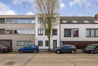 <h3><span><strong>Instapklaar appartement met terras (12 m²) in Brasschaat – wijk Kaart</strong></span></h3>
<p>In de gegeerde wijk Kaart te Brasschaat bevindt zich dit volledig gerenoveerde éénslaapkamerappartement op de eerste verdieping. Het appartement combineert hedendaags wooncomfort met een energiezuinige afwerking dankzij zonnepanelen en vloerverwarming. Met een ruim terras van ca. 12 m² en een logische, lichtrijke indeling vormt dit een ideale woonst of investering.</p>
<p><strong>Indeling</strong><br />Via de gemeenschappelijke inkomhal en trap bereiken we de eerste verdieping.</p>
<ul>
<li>Inkomhal</li>
<li>Apart toilet</li>
<li>Berging</li>
<li>Slaapkamer vooraan</li>
<li>Badkamer met lavabo, spiegel en inloopregendouche</li>
<li>Ruime en lichtrijke leefruimte</li>
<li>Open keuken met zittoog</li>
<li>Aangenaam terras van ca. 12 m²</li>
</ul>
<p>Dit appartement werd volledig gerenoveerd met duurzame en kwalitatieve materialen. De keramische parketvloeren combineren een warme uitstraling met onderhoudsgemak. Verder beschikt het appartement over nieuwe ramen, een vernieuwd dak, zonnepanelen en vloerverwarming doorheen de volledige woonst. Het te behalen E-peil van 30 onderstreept het energiezuinige en toekomstgerichte karakter van dit appartement.</p>
<p><strong>Troeven</strong></p>
<ul>
<li>Volledig gerenoveerd en instapklaar</li>
<li>Energiezuinig met zonnepanelen en vloerverwarming</li>
<li>Terras van ca. 12 m²</li>
<li>Open keuken met zittoog</li>
<li>Gelegen in de gegeerde wijk Kaart</li>
</ul>
<p>Ideaal appartement voor eigen bewoning of als investering, met een sterke combinatie van locatie, comfort en energiezuinigheid. Interesse? Contacteer ons via <strong>03 535 12 75</strong> voor meer informatie of een bezoek.</p>