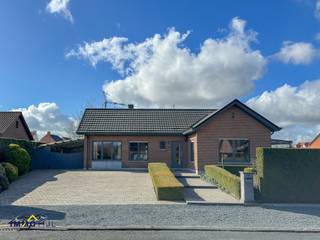 Deze gelijkvloerse bungalow is gelegen op een prachtig zuidwestgericht perceel en combineert comfort, ruimte en een uitstekende ligging.Op het...