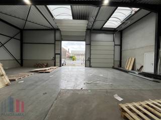 Functioneel bedrijfsgebouw te huur bestaande uit een magazijnruimte gecombineerd met kantoren. Uitstekend gelegen in het bedrijventerrein Europark-Noord en biedt een zeer vlotte bereikbaarheid dankzij de onmiddellijke nabijheid van de op- en afritten van de E17, die je direct verbinden richting Antwerpen, Gent en Brussel.<br /><br />De magazijnruimte, met een oppervlakte van 950 m², is voorzien van 2 automatische sectionaalpoorten, grote lichtstraten met rookluik en een vrije hoogte van 6 meter. Het gebouw beschikt ook over een instapklare kantoorruimte van 200 m², uitgerust met een kitchenette en sanitaire voorzieningen. Daarnaast is er nog een sociale ruimte van 80 m² met mezzanine bovenop aanwezig, ideaal voor extra opslagruimte. De site beschikt tevens over 150 m² buitenruimte aan de achterzijde en ruime parkeermogelijkheden. <br /><br />Contacteer PANORAMA B2B voor bijkomende (technische) inlichtingen, plannen of een vrijblijvend plaatsbezoek 0477 06 30 30.