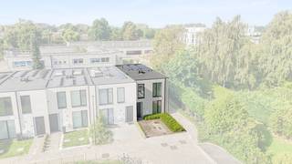 <p>Op een uitstekende en bijzonder gegeerde locatie nabij het centrum van Mechelen vinden we deze recente en stijlvol ingerichte halfopen bebouwing. De woning maakt deel uit van een nieuwe, kleinschalige en doodlopende woonbuurt met slechts 6 koppelwoningen. Hier geniet u van rust en privacy, terwijl alles wat Mechelen te bieden heeft zich letterlijk binnen handbereik bevindt.</p><p>Het stadscentrum van Mechelen ligt op een <strong>boogscheut</strong>, terwijl u de Vaart op wandelafstand bereikt. Ook voor gezinnen is de ligging bijzonder interessant: een school bevindt zich letterlijk achter de hoek en het openbaar vervoer vindt u op slechts enkele stappen van de woning. Voor de dagelijkse boodschappen hoeft u evenmin ver te gaan, met onder meer een bakker en beenhouwer op een boogscheut.</p><p>Ook de bereikbaarheid is uitstekend. Via de nabijgelegen stadsring beschikt u over een vlotte verbinding richting Antwerpen en Brussel.<br /></p><p>De woning zelf is bijzonder smaakvol ingericht en biedt een mooie combinatie van ruimte, licht en hedendaags comfort. Op het gelijkvloers beschikt u over een ruime inkomhal met gastentoilet, een moderne open keuken met kookeiland en aansluitende droge berging. De keuken vormt een mooi geheel met de eetruimte en de ruime salon. Dankzij de grote raampartijen geniet u hier van een aangename natuurlijke lichtinval en rechtstreeks zicht op de tuin.</p><p>De verzorgde stadstuin beschikt achteraan over een ruime gemetste tuinberging én een praktische achteruitweg.<br /></p><p>Op de verdieping zijn er <strong>4 slaapkamers</strong>, waarvan één momenteel ingericht is als dressing. Daarnaast is er een sfeervolle badkamer met ligbad, inloopdouche en dubbele lavabo, een afzonderlijk toilet en twee extra bergingen, waarvan één ideaal als wasberging.</p><p>Aan de voorzijde beschikt de woning over een privatieve parkeerplaats op de oprit.</p><p><strong>Extra troeven:</strong> recente nieuwbouw, <strong>EPC-label A</strong>, 10 zonnepanelen, 4 slaapkamers, moderne inrichting, rustige doodlopende woonbuurt, tuinberging met achteruitweg, privatieve parking en <strong>verkoop onder registratierechten</strong>.</p><p>Een bijzonder complete woning op een toplocatie, waar rust, comfort en de nabijheid van het stadsleven perfect samenkomen.<br /></p><p><strong>RICHTPRIJS: € 629.000</strong><br /><strong>Interesse ? Contacteer ons NU voor een bezoek.</strong></p>