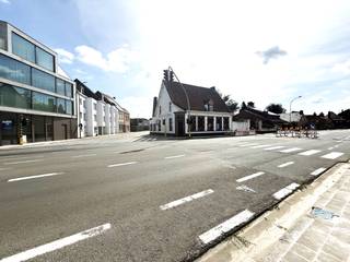 <strong>Authentiek historisch pand met karaktervolle binnenkoer op toplocatie nabij het station van Ingelmunster. </strong><br />Dit pand heeft een rijke geschiedenis, authentieke charme en tal van mogelijkheden. Gelegen vlak bij het station van Ingelmunster beschikt het over een <strong>uiterst commerciële ligging. </strong>Hierbij tevens de link naar de volledige vernieuwing van de stationsbuurt wat enkel een meerwaarde kan meebrengen aan deze prachtige eigendom. <br />https://www.ingelmunster.be/stationsbuurt<br />Deze karaktervolle woning dateert van <strong>vóór 1850</strong> en ademt geschiedenis dankzij de <strong>talrijke authentieke elementen</strong> die <strong>zorgvuldig bewaard</strong> zijn gebleven. De <strong>sfeervolle, met kasseien aangelegde binnenkoer</strong> vormt het <strong>kloppend hart</strong> van het eigendom en zorgt voor een <strong>bijzonder charmante en rustgevende uitstraling</strong>.<br />Op het gelijkvloers bevindt zich een <strong>ruime leefruimte/commerciële ruimte aan de straatzijde</strong>, aangevuld met twee extra kamers die perfect kunnen dienen als slaapkamer, bureau of hobbyruimte. Verder is er een traphal met daarnaast een <strong>praktische praktijkruimte</strong>, een inkomhal en een afzonderlijk gastentoilet.<br />Op de eerste verdieping bevindt zich een <strong>ruime, open leefruimte</strong> die tal van inrichtingsmogelijkheden biedt. op heden werd er een deel ingericht als slaapkamer. Aansluitend vindt u de keuken en de badkamer. Via de praktische berging bereikt u de uitgestrekte zolder, die extra opslagruimte biedt of verder kan worden ingericht, afhankelijk van uw wensen. Alle leidingen zijn hier voorzien voor het plaatsen van verwarming,... Extra slaapkamers inrichten is zeker mogelijk. Een ruime <strong>authentieke kelder </strong>biedt extra opbergruimte. <br />Ook buiten heeft deze eigendom heel wat troeven. Op de binnenkoer bevindt zich een <strong>ruime garage/schuur</strong>, die tal van mogelijkheden biedt. De reeds afgebroken schuur aan de achterzijde van het perceel dient heropgebouwd te worden met behoud van haar authentieke elementen, waardoor het historische karakter van het geheel behouden blijft.<br />Een bijzondere meerwaarde is dat er destijds reeds een <strong>bouwvergunning</strong> werd afgeleverd, die tevens werd goedgekeurd door het Agentschap Onroerend Erfgoed, voor de realisatie van <strong>drie woningen op de binnenkoer</strong>. Dit onderstreept het uitzonderlijke ontwikkelingspotentieel van deze eigendom en maakt het pand bijzonder interessant voor projectontwikkelaars, investeerders of wie op zoek is naar een karaktervol renovatieproject met uitgebreide toekomstmogelijkheden, denk aan horecagelegenheid met eventuele B&amp;B. <br /><br /><strong>Wenst u deze unieke eigendom te bezoeken neem dan zeker contact op om alle mogelijkheden te bespreken op het nummer 0475/31 73 07. </strong>