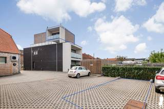 <div>
<section></section>
</div>
<div>
<section>
<div>
<div>
<div>
<div>
<div><strong>Recent en energiezuinig 2-slaapkamerappartement met terras in Wezemaal.</strong></div>
</div>
</div>
</div>
</div>
</section>
</div>
<p>Welkom in <strong>Wezemaal</strong>, de charmante deelgemeente van Rotselaar. <br />Langs de Aarschotsesteenweg, centraal gelegen tussen <strong>Leuven en Aarschot</strong>, bevindt zich dit recente appartement in een kleinschalig gebouw.<span></span></p>
<p>De ligging vormt een belangrijke troef. Tal van voorzieningen bevinden zich op wandelafstand, waaronder winkels, openbaar vervoer, scholen, horecazaken, apotheek, bakker en slager. Ook de autosnelweg is vlot bereikbaar, waardoor het appartement een uitstekende uitvalsbasis vormt.</p>
<p>Het appartement bevindt zich op de <strong>derde verdieping</strong> en is bereikbaar via zowel de trap als de lift. <br />Je komt binnen via de inkomhal met <strong>apart gastentoilet</strong>. Vervolgens bereik je de lichtrijke leefruimte met <strong>open keuken</strong>, die rechtstreeks aansluit op een praktische berging. Vanuit de leefruimte heb je toegang tot het aangename terras.</p>
<p>Verder beschikt het appartement over <strong>twee volwaardige slaapkamers</strong> en een moderne badkamer, ingericht met lavabo en inloopdouche. <span></span></p>
<p>Ook op energetisch vlak scoort het appartement uitstekend: het beschikt over een <strong>EPC-label A</strong>, <strong>zonnepanelen</strong> en een <strong>conforme elektrische installatie</strong>. Een <strong>parkeerplaats</strong> is bovendien <strong>inbegrepen</strong>.</p>
<p>Dankzij de recente staat, gunstige ligging en energiezuinigheid is dit appartement niet alleen interessant voor <strong>eigen bewoning</strong>, bijvoorbeeld voor starters of wie comfortabel en centraal wil wonen, maar vormt het eveneens een interessante opportuniteit voor <strong>investeerders</strong>.</p>
<p><strong>Troeven:</strong></p>
<ul>
<li>Recent appartement in kleinschalig gebouw</li>
<li>2 slaapkamers</li>
<li>Terras</li>
<li>Lift aanwezig</li>
<li>EPC-label A</li>
<li>Zonnepanelen</li>
<li>Elektriciteit conform</li>
<li>Parkeerplaats inbegrepen</li>
<li>Centrale ligging tussen Leuven en Aarschot</li>
<li>Interessant voor eigen bewoning én investering</li>
</ul>