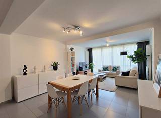 Maak uw bezoek aan ons nog eenvoudiger! Vul alstublieft vooraf de huurdersfiche in en stuur deze naar verhuur@vastgoeddemeyer.be. Wij nemen daarna contact met u op om een afspraak ter plaatse te plannen. U kunt de fiche vinden onder de downloads. Alvast bedankt!<br /><br />Gezellig en instapklaar gelijkvloersappartement te huur in het centrum van Tielt. Héél vlot bereikbaar en gelegen nabij winkels, scholen, bakkers... . Het appartement komt vrij 01/02/2026 - mogelijkheid vroeger.<br /><br />Het appartement omvat een inkomhal met apart toilet en vestiaire. Vervolgens komt U terecht in de lichtrijke leefruimte met ruimte voor een zithoek en een eetplaats. Aansluitend bevindt zich de keuken die omvat een microgolf, oven, dubbele spoelbak, keramische kookplaat, dampkap, koelkast en vaatwasmachine..<br /><br />Verder omvat het appartement een slaapkamer en badkamer met douche en aansluiting voor een wasmachine.<br /><br />Tot slot is er nog een gezellige stadstuin en een aparte kelderberging.<br /><br />PLUSPUNTEN:<br />* ENERGIEZUINIG<br />* LIGGING<br />* INSTAPKLAAR