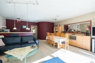 Appartement lumineux de deux chambres situé dans le centre commercial de Middelkerke, à proximité de la mer. Agencement : hall d’entrée avec...