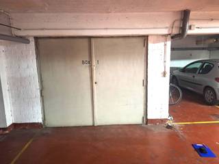 Goed gelegen ONDERGRONDSE GARAGEBOX/OPSLAGRUIMTE (BOX 1). Zeer ruime garagebox/opslagruimte van +/- 36m² in het ondergronds garagecomplex van de...