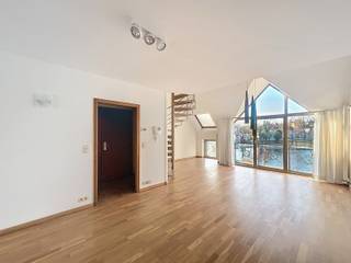 Dit duplexappartement omvat een woonkamer, keuken, 2 slaapkamers, twee badkamers, dubbele garage en twee kelders.

EPC: 209 kWh/ m²jaar
Label: C