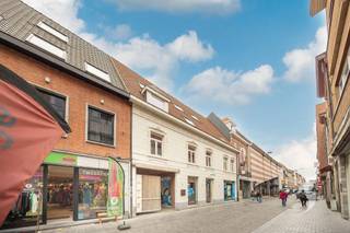 <p><span> Studentenkamer met eigen douche in hartje Leuven</span></p><p><span> </span></p><p><span>Investeren in een studentenkamer op een centrale locatie in Leuven? Deze kamer in Residentie Diestse biedt een praktische inrichting, een eigen douche en toegang tot een gedeeld toilet op de verdieping.</span></p><p><span> </span></p><p><span>De kamer beschikt over een persoonlijke ruimte om te studeren en te ontspannen. Dankzij de privédouche geniet de student van extra comfort, terwijl de twee gemeenschappelijke keukens ruimte bieden om te koken en medestudenten te ontmoeten.</span></p><p><span> </span></p><p><span>De residentie ligt in de Diestsestraat, op wandelafstand van het station, winkels en verschillende faculteiten. Ook andere campussen zijn vlot bereikbaar met de fiets. Een ligging die een belangrijke rol speelt bij de keuze voor een studentenkamer.</span></p><p><span> </span></p><p><span>De kamer is momenteel verhuurd en biedt daardoor een interessante mogelijkheid voor wie wil investeren in de Leuvense studentenmarkt. Ook voor ouders die op termijn een kot voor hun kinderen zoeken, kan dit een alternatief zijn voor jarenlang huren.</span></p><p><span> </span></p><p><span>Een functionele studentenkamer met eigen douche, in een vernieuwde residentie midden in het Leuvense stadsleven.</span></p>