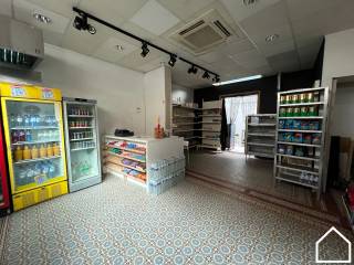 HANDELSPAND IN CENTRUM IEPERDit handelspand van 68 m² biedt een uitstekende locatie in het bruisende hart van Ieper, tussen de Grote Markt en het...