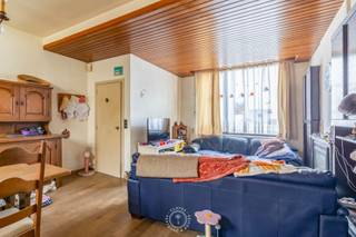 Op zoek naar een woning die je naar eigen smaak kan renoveren, met <strong>extra ruimte voor je hobby of zelfstandige activiteit</strong>? Deze woning in Temse biedt een stevige basis én een bijzonder praktische troef: de <strong>ruime inpandige garage</strong>.<br /><br />Op het <strong>gelijkvloers</strong> vind je een inkomhal, een <strong>lichtrijke woonkame</strong>r met plaats voor een gezellige zithoek en een aparte eethoek, een keuken en een toilet. Via de keuken bereik je de overdekte koer, die aansluit op de ruime garage. <br />De garage maakt hier echt het verschil. Dankzij de <strong>hoge sectionaalpoort</strong> kan je met een camionette binnenrijden. Ook de hoge plafondruimte biedt heel wat mogelijkheden om materiaal of goederen op te stapelen. <strong>Ideaal voor een kleine zelfstandige, iemand met een bedrijfswagen of wie graag extra ruimte heeft voor zijn hobby</strong>.<br /><br />Op de <strong>verdieping</strong> bevinden zich <strong>twee slaapkamers</strong> en een badkamer. Via de vaste trap bereik je de zolder, waar je mits de nodige afwerking nog een extra slaapkamer, bureau of hobbyruimte kan creëren.<br /><br />De woning vraagt om renovatie, maar biedt daardoor de kans om de ruimtes en afwerking helemaal af te stemmen op je eigen wensen. De woning is momenteel verhuurd.<br /><br />Ook de <strong>ligging is een pluspunt</strong>: je geniet van een vlotte verbinding naar het centrum van Temse, met winkels en andere dagelijkse voorzieningen binnen handbereik. Bovendien bereik je gemakkelijk de E17 en de N16.<br /><br />Interesse in deze woning met ruimte voor jouw plannen? Bel voor meer informatie of een vrijblijvend bezoek naar 0497 17 93 00 of mail naar alexandra@claves.be.<br /><br /><em>Vastgoedinfo in aanvraag</em>