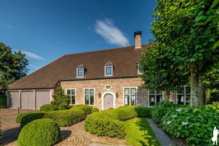 <p><strong>Prachtige villa met een bewoonbare oppervlakte van 512 m²</strong></p>
<p>Deze unieke, statige villa is prachtig gelegen <strong>nabij het centrum van Hoogstraten</strong> en biedt een schitterend uitzicht over het <strong>omliggende groen en landschap</strong>.</p>
<p>U betreedt de woning via een ruime inkomhal met een hoog plafond. Vanuit de inkomhal komt u in de <strong>royale leefruimte van circa 81 m²</strong>, voorzien van een <strong>karaktervolle antieke schouw en houtkachel</strong>. Dankzij de <strong>grote raampartijen</strong> geniet u vanuit de woonkamer van een prachtig uitzicht over het terras en de <strong>fraai aangelegde tuin.</strong></p>
<p>Aansluitend bevindt zich de<strong> sfeervolle woonkeuken</strong>, uitgerust met alle nodige inbouwapparatuur. Verder beschikt de woning over een praktische berging en een ruime wasplaats.</p>
<p><span>Een bijzondere troef van deze woning is de </span><strong><span>afzonderlijke polyvalente ruimte van ca. 100 m²</span></strong><span>, die perfect kan worden ingericht als kantoor-, praktijk- of hobbyruimte. De ruimte omvat een gelijkvloerse verdieping van ca. 50 m² en een bovenverdieping van eveneens ca. 50 m², die via een trap bereikbaar is. </span><span>Dankzij de </span><strong><span>aparte ingang aan de achterzijde van de woning</span></strong><span> kan deze ruimte afzonderlijk van het woongedeelte worden gebruikt. Hierdoor is ze uitermate geschikt voor de uitoefening van een </span><strong><span>vrij beroep, praktijk of kantoor aan huis</span></strong><span>, maar biedt ze ook tal van mogelijkheden als hobby-, werk- of polyvalente ruimte.</span></p>
<p>Op de verdieping bevindt zich de <strong>ruime masterbedroom met een aparte dressingkamer en badkamer.</strong> Daarnaast zijn er <strong>vier extra slaapkamers</strong>, waarvan één beschikt over een eigen badkamer. In totaal zijn er <strong>drie volledig ingerichte badkamers</strong> aanwezig. Een praktische linnenkamer maakt deze verdieping compleet.</p>
<p>De <strong>ruime zolderverdieping</strong> doet momenteel dienst als opbergruimte en biedt bovendien tal van mogelijkheden voor verdere invulling. De inpandige <strong>garage </strong>biedt plaats aan maar liefst drie auto's. Verder is er ook een handige <strong>wijnkelder </strong>aanwezig.</p>
<p>Ook buiten heeft deze villa veel te bieden. De woning beschikt over een <strong>prachtig aangelegde en volledig omheinde tuin</strong> met een vijver en meerdere terrassen. Hierdoor zijn er verschillende aangename plekken om te genieten van de rust en het groen rondom de woning. Daarnaast is er een <strong>ruime tuinberging van circa 50 m²</strong>. De tuin is voorzien van <strong>buitenverlichting</strong> en een recent vernieuwd automatisch <strong>beregeningssysteem</strong>. Een eigen waterput voorziet in zuiver drinkbaar water.</p>
<p>Op technisch vlak is de woning eveneens uitstekend uitgerust met onder meer een <strong>alarmsysteem en domotica.</strong> Bovendien werd de technische installatie in 2023 volledig gereviseerd.</p>