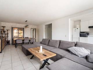 Prachtig gelegen zonnig appartement met 2 slaapkamers en terras. Het ruime appartement is gelegen op de 2de verdieping in een zeer verzorgde kleine residentie in de directe nabijheid van winkels, openbaar vervoer, school en in de nabijheid van een groene omgeving (Boekenbergpark). Verder heeft u een vlotte aansluiting naar de autosnelweg. Het appartement is overal voorzien van dubbele beglazing (pvc) en centrale verwarming met aparte cv-ketel. Omvattende: inkomhal, apart toilet, ruime en zonnige living (35,5m2), open ingerichte keuken. De keuken is voorzien van keramische kookplaat, dampkap en voldoende kastruimte. Berging, Volledig betegelde badkamer (6m2) met ligbad, lavabomeubel en plaats voor wasmachine. 2 slaapkamers (14 en 11m2), terras (Zuid-oriëntatie). Mogelijkheid voor het aankopen van een aparte garage (20.000 euro). Het appartement is ook interessant als investering.<br />Voordelen van dit appartement:<br />- zeer goede ligging ( nabijheid winkels, openbaar vervoer, school, park ... )<br />- terras (zuid)<br />- zeer lage gemeenschappelijke kosten<br />- goede EPC-score (B-label)<br />- asbestveilig<br />- keuring elektrische installatie is Conform<br />- P&amp;G-score A (niet gelegen in overstromingsgevoelig gebied)<br />- Mogelijkheid voor het aankopen van een aparte garage.<br />Het appartement is momenteel verhuurd, dus ook zeer interessant als investering!<br />Voor meer info of een bezoek ter plaatse: STEEDS NA TELEFONISCHE AFSPRAAK: 0487/759.758