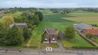 Unieke eigendom met prachtig zicht over de Vlaamse Ardennen op een ruim perceel van 3.310 m² in Horebeke<br /><br />Op een schitterende locatie in het landelijke Horebeke bevindt zich deze karaktervolle eigendom op een ruim perceel van 3.310 m², genietend van prachtige vergezichten over het glooiende landschap van de Vlaamse Ardennen.<br /><br />De bestaande woning omvat momenteel een ruime leefruimte, keukenruimte, badkamer, kelder, vier slaapkamers en een vaste trap naar de zolderverdieping waar bijkomende ruimtes mogelijk zijn. Daarnaast beschikt het geheel over verschillende bijgebouwen waaronder een stalling met garage, extra kelderruimte en een garagebox. Achteraan het perceel bevindt zich nog een volledig omheinde weide, wat zorgt voor een uitzonderlijk gevoel van ruimte en privacy.<br /><br />Belangrijk om te vermelden: de woning is getroffen door een rooilijn en dient hierdoor afgebroken en heropgebouwd te worden volgens de geldende voorschriften. Dit biedt de toekomstige eigenaar de mogelijkheid om een nieuwbouwproject te realiseren op een prachtige locatie met een uniek uitzicht.<br /><br />Een uitzonderlijke opportuniteit voor wie op zoek is naar een ruim perceel in een rustige, groene omgeving en zijn eigen droomwoning wil creëren in de Vlaamse Ardennen.<br /><br />Interesse? Neem vandaag nog contact met ons op voor meer informatie of een bezoek ter plaatse.