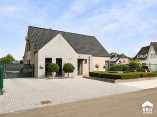 <p>Ben je op zoek naar een instapklare woning met veel ruimte en comfort? Dan is deze woning uit 2001, gelegen in <strong>Hechtel-Eksel</strong>, beslist een bezoek waard.</p>
<p>Gelegen op een perceel van <strong>9a 60ca</strong>, biedt dit huis alles wat je nodig hebt: een <strong>vernieuwde keuken (2024)</strong>, een <strong>gezellige overdekte zithoek</strong> buiten en een <strong>praktische indeling</strong> met multifunctionele ruimtes op het gelijkvloers, een <strong>ruime garage met zolder.</strong></p>
<p> </p>
<p><strong>Troeven van deze woning:</strong></p>
<ul><li><strong>Vernieuwde keuken (2024)</strong></li><li><strong>Tot 5 slaapkamers mogelijk</strong> – Eén kamer is momenteel ingericht als dressing, een andere als bureauruimte met ingemaakte kasten (ideaal voor thuiswerk).</li><li><strong>Ruime garage met bovenliggende zolder</strong> – Biedt extra opbergruimte of mogelijkheden voor hobbyruimte of andere activiteiten</li><li>Gezellige woonkamer met <strong>gashaard</strong> </li><li><strong>Energiezuinige score: EPC-label C</strong> – geen renovatieverplichting</li><li><strong>Conforme elektrische installatie</strong></li></ul>
<p>Indeling: zie bijlage</p>
<p> </p>