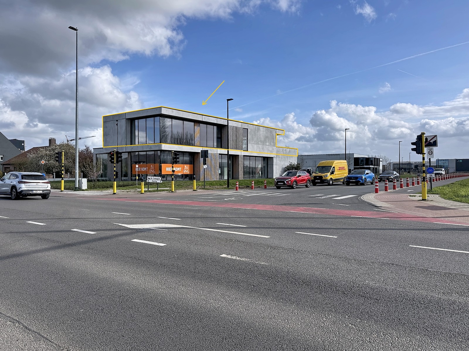 Op hoek-en zichtlocatie te Maldegem: Casco-KANTOORRUIMTE (285m²) met zonne-TERRAS (50m²) TE HUUR op eerste verdieping (lift aanwezig)! - photo 2