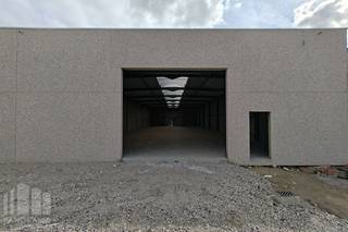 Uitstekend gelegen nieuwbouw <strong>KMO-unit van 712 m² te huur</strong>, op slechts 450 m van de op- en afrit 10 <strong>Beernem </strong>van de E40.<br /><br />De opslagruimte beschikt over een vrije hoogte van 6 m en is toegankelijk via een automatische sectionale poort met een aparte toegangsdeur. Daarnaast is de loods uitgerust met een lichtstraat met rookluik, de nodige elektriciteitsvoorzieningen en energiezuinige LED-verlichting.<br /><br />Op het terrein is ruime parkeer- en manoeuvreerruimte voorzien. Beschikbaar vanaf september 2026.<br />De ruimte is geschikt voor zowel <strong>opslag als uitvoeren activiteiten</strong>.<br />Tevens is het mogelijk om andere oppervlaktes te huren.<br /><br />Contacteer <strong>PANORAMA B2B</strong> voor bijkomende (technische) inlichtingen, plannen of een vrijblijvend plaatsbezoek via <strong>0479 01 70 70</strong>.