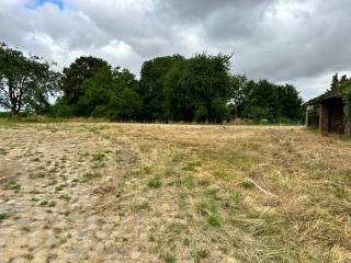 Landelijk en rustig gelegen bouwgrond  voor 1 OB of 2 HOB met aanpalende te renoveren of te verwijderen stapelplaats. Mits onderhandeling met de gemeente kan dit perceel worden omgevormd tot 1 zeer mooie OB. De te renoveren stapelplaats kan dienst doen als bijhuis, garage of poolhouse. Een dergelijk mooi stuk bouwgrond met deze mogelijkheden  is nog maar zeer moeilijk te vinden in deze regio.<br />