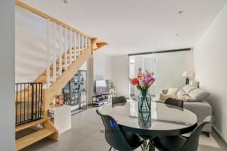 Bent u op zoek naar een instapklare woning met een stijlvolle afwerking en een uitstekende ligging? Dan is deze volledig gerenoveerde woning (2021) zeker een bezoek waard.<br /><br />De woning beschikt over conforme elektriciteit, dubbele beglazing en een gunstig EPC-label B. Op het gelijkvloers vindt u een inkomhal met praktische bureauruimte, een gezellige leefruimte en een volledig ingerichte kwaliteitskeuken. Dankzij de grote lichtkoepel geniet de keuken van een overvloed aan natuurlijk licht. Verder is er een apart gastentoilet.<br /><br />Op de eerste verdieping bevinden zich een slaapkamer, een moderne badkamer met inloopdouche, lavabo en toilet en de toegang tot het gezellige, zuidwestgerichte dakterras. De tweede verdieping is volledig ingericht als master bedroom met een prachtig ligbad en een extra toilet.<br /><br />De woning ligt op wandelafstand van het centrum van Aalst, het station, winkels en horeca. Parkeren kan in de straat en er is de mogelijkheid om een garage op wandelafstand te huren.<br /><br />Bent u op zoek naar een charmante, instapklare woning met karakter, comfort en een topligging? Aarzel dan niet en plan vandaag nog uw bezoek. Dit pareltje wacht op zijn nieuwe eigenaar!<br /><br /> Contacteer Morgane via morgane@woonvast.be of 0498 60 61 75.