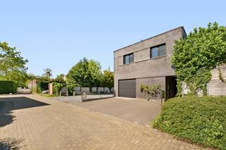 Unieke handelszaak op toplocatie met uitzonderlijke charme en karaktervolle gevel + achterliggende recente nieuwbouw. Achterliggende nieuwbouwwoning (ideale combinatie werken-wonen), met parking en mooie binnentuin. Handelspand: Dit prachtig pand werd volledig en smaakvol gerenoveerd met behoud van authentieke elementen en uitstraling, voorzien van 47 zonnepanelen.Dankzij de professionele keuken leent het pand zich eveneens perfect als horecazaak. Achteraan geniet u van een privatieve, zonnige tuin die extra cachet en mogelijkheden biedtINDELING: charmante handelsruimte, professionele keuken, bureau, berging, sanitaire voorzieningen, kelder, op het verdiep meerdere ruimtes die extra potentieel bieden. Woning: Inkom met vestiaire, apart toilet en traphal, gezellige zithoek, lichtrijke eetplaats en open geïnstalleerde keuken met eiland, berging, op het verdiep een extra leefruimte (mog. 2 extra slaapkamers), grote dressing, 2 slaapkamers en badkamer. Ideale combinatie wonen-werken. Bezoek na afspraak met Immo Beguin: info@immobeguin.be