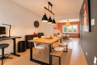 Op een uiterst gunstige ligging, vlakbij het centrum van Sint-Niklaas, bevindt zich dit prachtig afgewerkte triplex appartement. Winkels, scholen, openbaar vervoer en het station liggen allemaal op wandelafstand.<br /><br />Via de inkomhal bereiken we met de trap de eerste verdieping. Hier wordt u meteen verwelkomd door een aangenaam terras waar u in alle rust kan genieten tijdens zonnige dagen. Binnenkomen doet u in de ruime en lichtrijke leefruimte, dankzij de grote raampartijen die zorgen voor een open en aangename sfeer. Aansluitend vindt u een praktische berging, een gastentoilet met lavabo en een volledig uitgeruste keuken. Deze beschikt over een koelkast, oven, combi-oven, inductiekookplaat en vaatwasser.<br /><br />Op de verdieping bevinden zich twee verzorgde slaapkamers en een stijlvolle badkamer met inloopdouche en dubbele wastafel.<br /><br />De bovenste verdieping biedt nog een extra ruime slaapkamer van maar liefst 16 m², ideaal als master bedroom, hobbyruimte of thuiskantoor.<br /><br />Daarnaast beschikt het appartement over een autostaanplaats en een extra ruime berging, beide inbegrepen in de vraagprijs.<br /><br />Troeven van deze eigendom:<br />- Grote fietsenberging <br />- Instapklaar en verzorgd appartement<br />- Ruim en zonnig terras<br />- Drie volwaardige slaapkamers<br />- Veel lichtinval<br />- Zonnewering en vliegenramen aanwezig<br />- Autostaanplaats en extra berging inbegrepen (16m2)<br />- Centrale ligging nabij alle voorzieningen<br /><br />Op zoek naar een woning, appartement of bouwgrond in het Waasland of de Denderstreek?<br />De Boer & Partners Waas & Dender begeleidt u graag bij de aankoop of verkoop van vastgoed in deze ruime regio.<br />Wenst u dit pand te bezoeken? Contacteer ons via waasendender@deboerenpartners.be of 03 377 55 00.