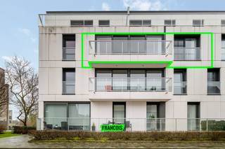 📍 Op een uitstekende ligging bevindt zich dit moderne éénslaapkamerappartement (bouwjaar 2018), ideaal als starterswoning, tweede verblijf of rendabele investering 💼🏡.<br /><br />Het appartement verwelkomt u via een nette inkomhal met apart toilet. De lichtrijke woonkamer sluit naadloos aan op de open, volledig ingerichte keuken 🍽️ en vormt samen een aangename leefruimte.<br /><br />Grote raampartijen geven uit op het zalige terras dat zich uitstrekt over de volledige lengte van de woonkamer – perfect om te ontspannen of gasten te ontvangen.<br /><br />De slaapkamer werd op maat ingericht en beschikt over ingebouwde kasten, wat zorgt voor een optimale benutting van de ruimte.<br /><br />De luxueuze badkamer is uitgerust met zowel een bad als een douche en straalt comfort en kwaliteit uit.<br /><br />Verder beschikt het appartement over een EPC-label B en is de elektriciteit volledig conform, wat bijdraagt aan zorgeloos en energiezuinig wonen.<br /><br />🏡 Kortom: een modern en instapklaar appartement met alle comfort op een gegeerde locatie – ideaal om meteen van te genieten!<br /><br />