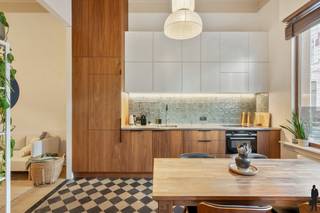 <p>In de Anselmostraat ontdekt u een volledig gerenoveerd huis waar authenticiteit en comfort elkaar vinden. De hoge plafonds en de authentieke parketvloeren geven de ruimtes meteen karakter, terwijl de overvloedige lichtinval voor een open en aangename sfeer zorgt. Achteraan beschikt u over een gezellige buitenruimte, ideaal voor een koffiepauze, een barbecue met vrienden of een klein stadstuintje. Dit maakt de woning bijzonder geschikt voor jonge gezinnen die in de stad willen wonen zonder in te boeten aan ruimte en comfort.</p>
<p>Indeling:</p>
<ul>
<li>Gelijkvloers: inkomhal, volledig uitgeruste keuken met eetgedeelte, aansluitend een gezellige leefruimte met toegang tot de koer</li>
<li>Eerste verdieping: slaapkamer, badkamer met douche en wastafel</li>
<li>Tweede verdieping: ruime slaapkamer met geïntegreerde werkhoek en aparte badkamer</li>
<li>Derde verdieping: slaapkamer met werkplek en lavabo</li>
<li>Op de eerste en de tweede verdieping bevindt zich telkens een apart toilet.</li>
<li>Kelder: ruime bergruimte</li>
</ul>
<p>Bijzonderheden:</p>
<ul>
<li>Goede EPC-score</li>
<li>Asbestvrij attest aanwezig</li>
<li>Elektriciteit conform</li>
<li>Bijzonder geschikt voor jonge gezinnen</li>
</ul>