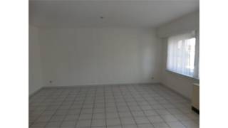 <p></p><p>Een goed gelegen gelijkvloers appartement bestaande uit een woonkamer, keuken, 2 slaapkamers, badkamer, bergplaats, garage.</p><p></p>